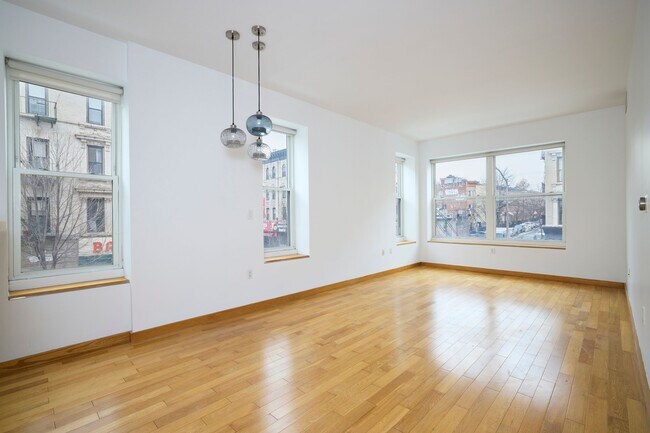 318 Knickerbocker Ave in Brooklyn, NY - Building Photo - Building Photo