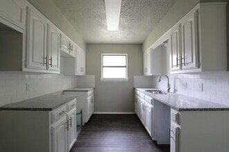 811 Clyde St in White Settlement, TX - Foto de edificio - Building Photo