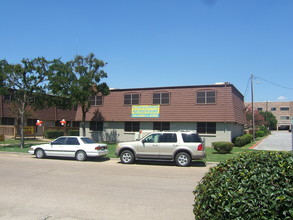 Spanish Court Apartments in Mesquite, TX - Building Photo - Building Photo