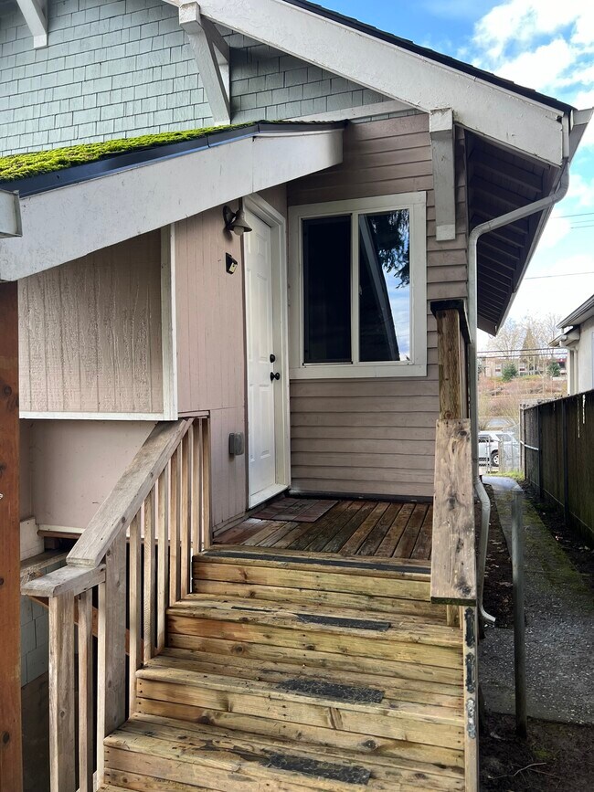 1322 Warren Ave in Bremerton, WA - Building Photo - Building Photo