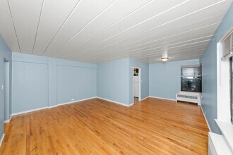 1360 W Touhy Ave in Chicago, IL - Building Photo - Building Photo