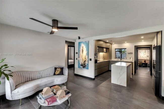 530 NW 39th St in Oakland Park, FL - Foto de edificio - Building Photo