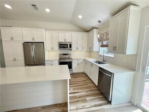 104 Cowal Dr S in Spicewood, TX - Building Photo - Building Photo