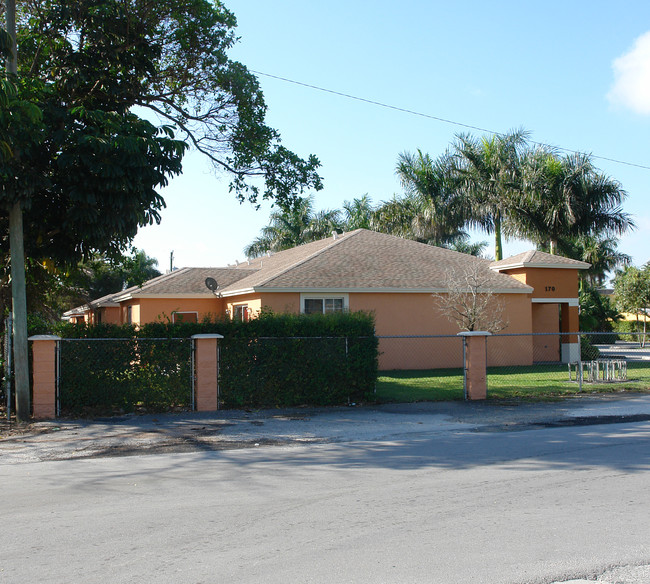 170 NW 10th St in Homestead, FL - Foto de edificio - Building Photo