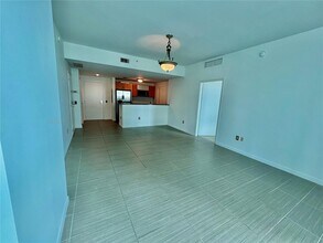 1800 N Bayshore Dr, Unit 1806 in Miami, FL - Building Photo - Building Photo