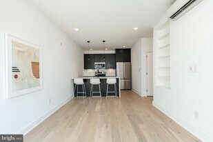 965 Frankford Ave in Philadelphia, PA - Building Photo