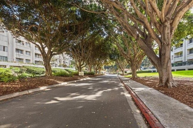 5646 Friars Rd in San Diego, CA - Building Photo - Building Photo