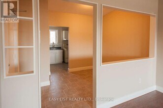 8650 Wyandotte St E in Windsor, ON - Foto de edificio - Building Photo