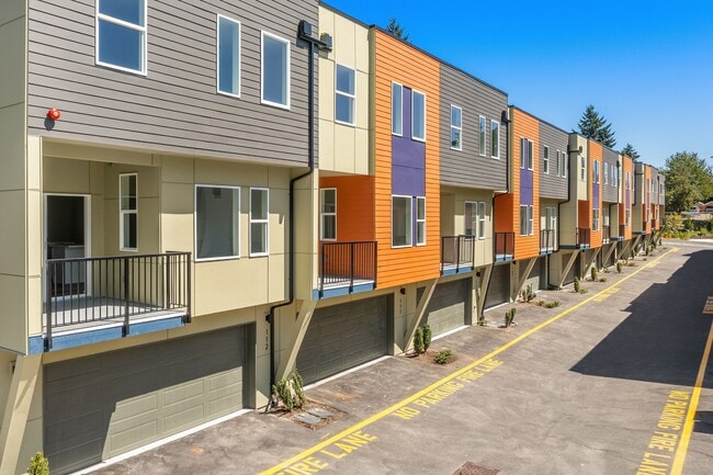 15610 8th Ave SW, Unit 103 in Burien, WA - Foto de edificio - Building Photo