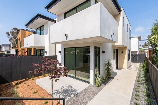 811-17 3rd St in Encinitas, CA - Building Photo - Building Photo