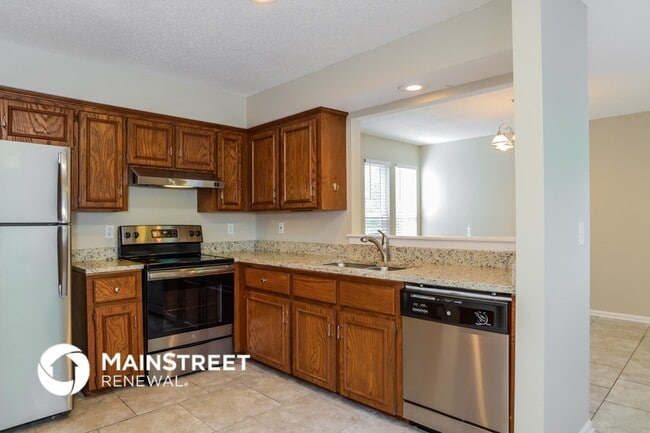 102 S Janell Dr in Olathe, KS - Foto de edificio - Building Photo