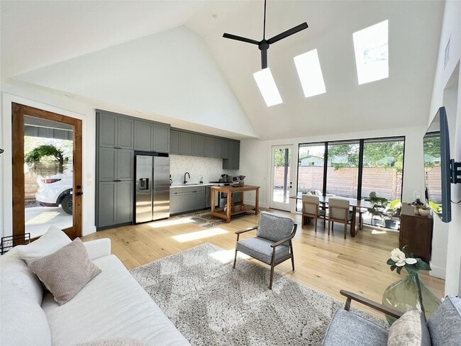 7809 Mullen Dr in Austin, TX - Foto de edificio - Building Photo