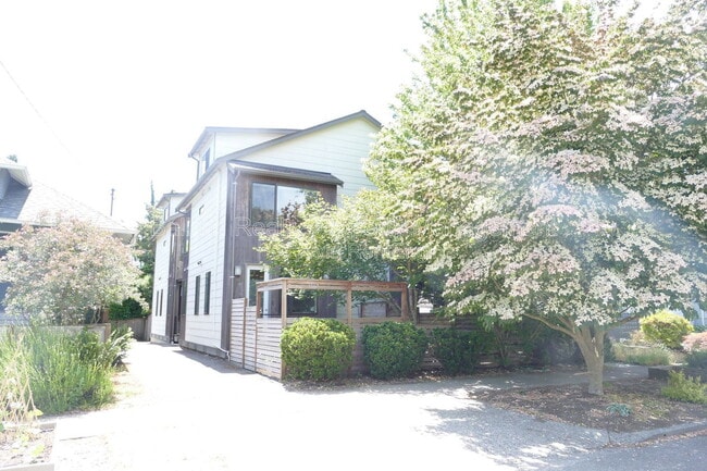 839 NW 63rd St in Seattle, WA - Building Photo - Building Photo