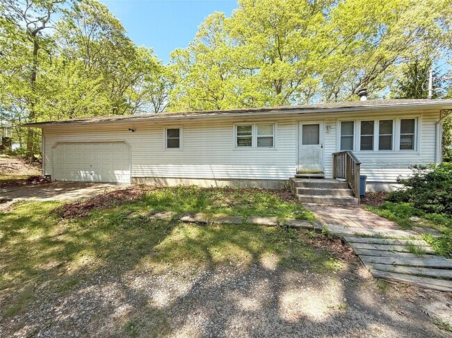 25 Brookhaven Ave in Riverhead, NY - Building Photo - Building Photo