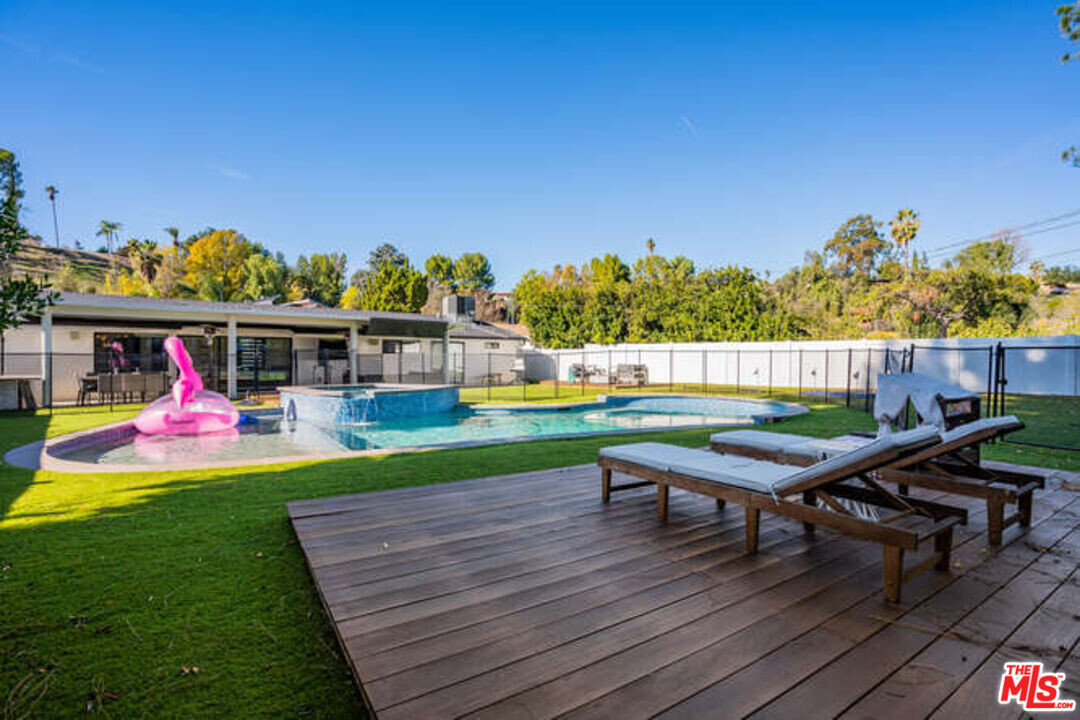 5654 Rawlings Ave in Los Angeles, CA - Building Photo