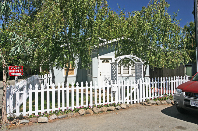 6548 Washington St in Yountville, CA - Foto de edificio - Building Photo