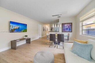 3262 SW 28th St in Miami, FL - Building Photo - Building Photo