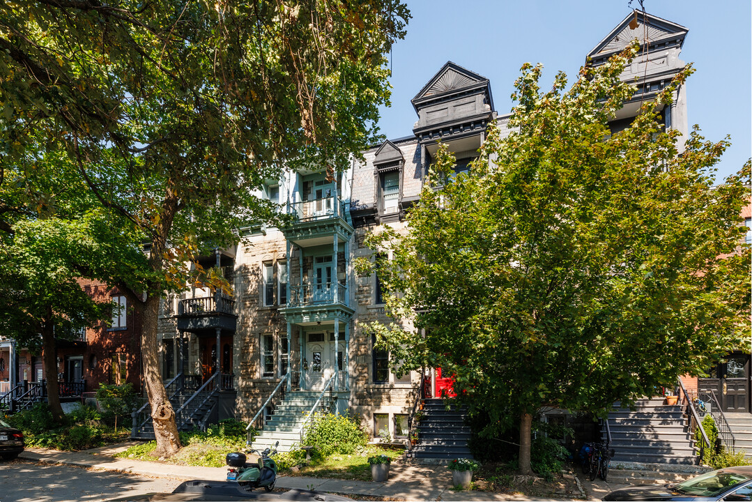 69 Hallowell Rue in Westmount, QC - Building Photo