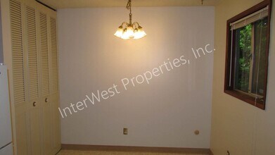 7025-7025 SW Canyon Rd in Portland, OR - Building Photo - Building Photo