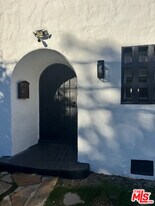 2715 W 43rd St in Los Angeles, CA - Building Photo