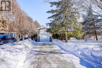 15 Crossburn Dr in Toronto, ON - Building Photo - Building Photo
