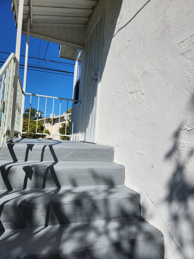 2113 S Orange Dr in Los Angeles, CA - Foto de edificio - Building Photo