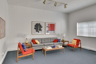 500 S 37th St, Unit 207 in Omaha, NE - Foto de edificio - Building Photo