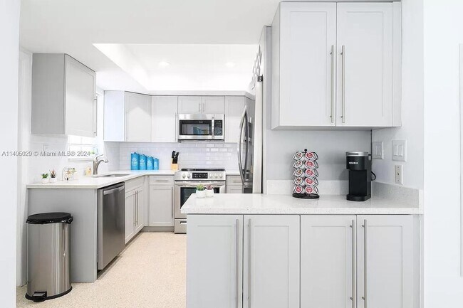 5941 NE 21st Ln in Fort Lauderdale, FL - Foto de edificio - Building Photo