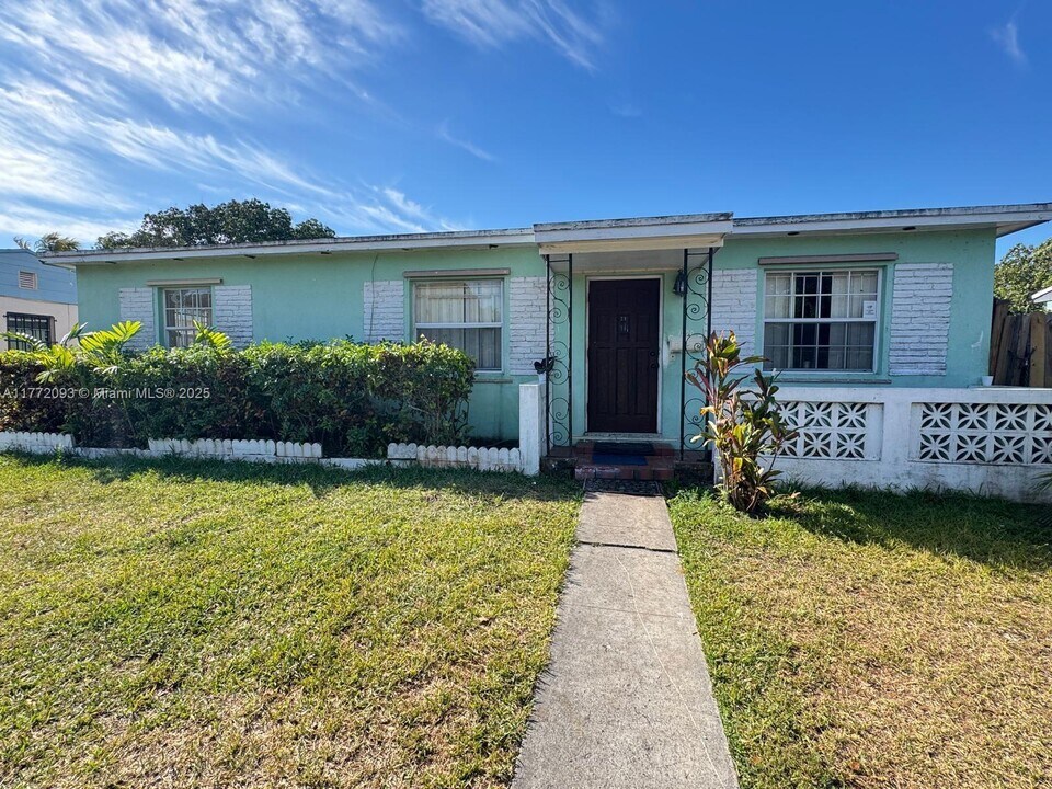 1290 NE 143rd St in North Miami, FL - Building Photo