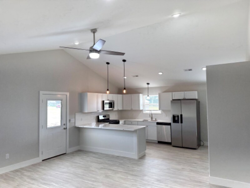 1956 W Cadmus Rd in Adrian, MI - Building Photo