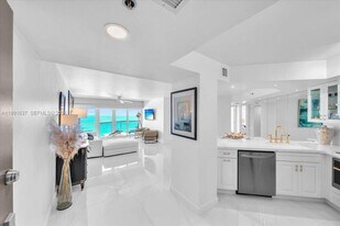 6767 Collins Ave in Miami, FL - Building Photo