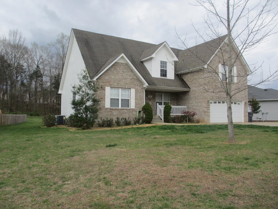 587 Winding Bluff Way in Clarksville, TN - Building Photo