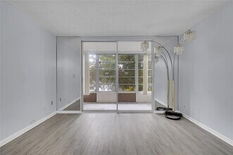5320 NW 11th St, Unit 205 in Lauderhill, FL - Building Photo - Building Photo