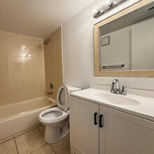 711 N Pine Island Rd, Unit 103 in Plantation, FL - Foto de edificio - Building Photo