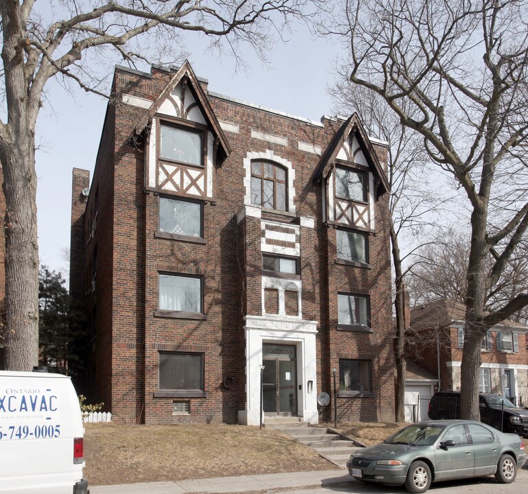 3010 Queen St E in Toronto, ON - Building Photo