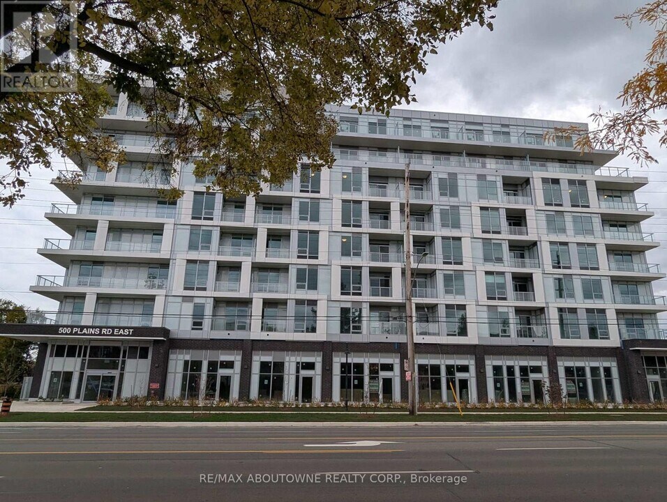 500 Plains Rd E in Burlington, ON - Building Photo