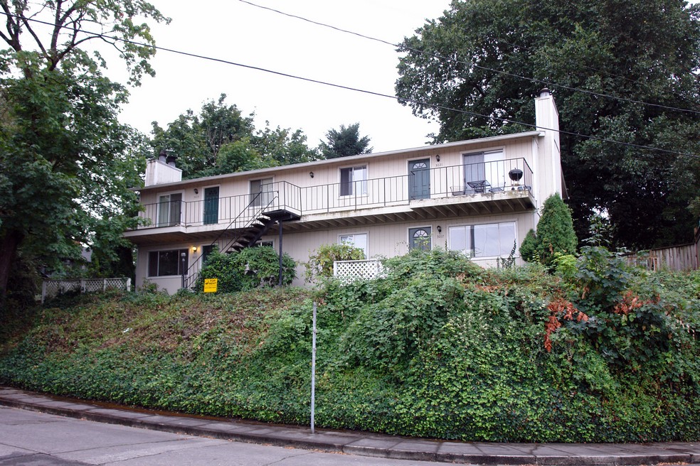 McDowell House Apartments in Bellevue, WA - Building Photo