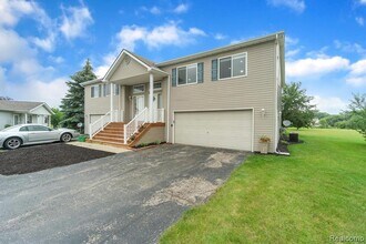 1116 Lakeview Cir in Grand Blanc, MI - Building Photo - Building Photo
