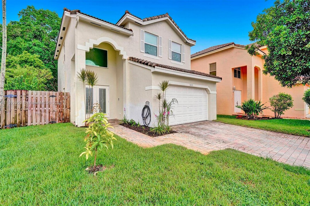 1621 SW 102nd Ave in Pembroke Pines, FL - Foto de edificio