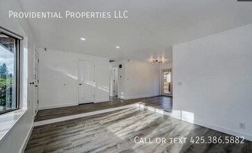 10932 NE 60th St in Kirkland, WA - Building Photo - Building Photo