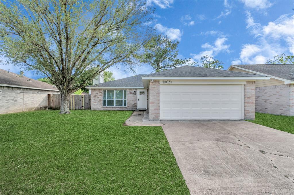 10051 Green Valley Ln in Houston, TX - Building Photo