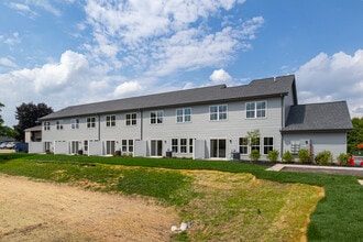 1076 W 20th Ave, Unit Aviation Luxury Townhomes in Oshkosh, WI - Building Photo - Building Photo