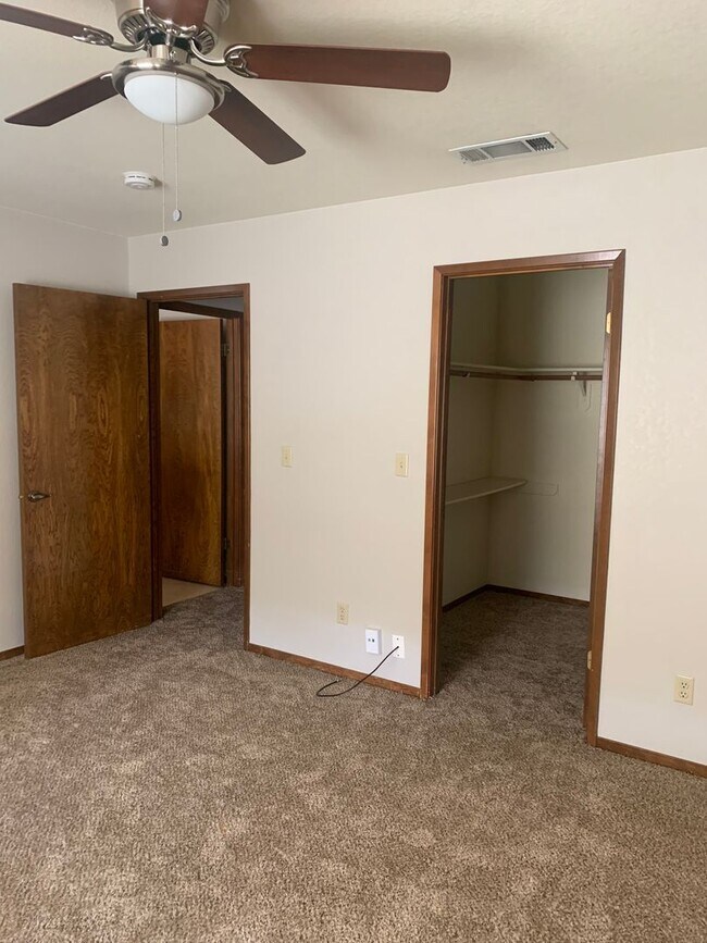 558 E Birch Ave in Hanford, CA - Building Photo - Building Photo