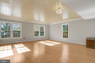 8070 Powderbrook Ln in Springfield, VA - Building Photo - Building Photo