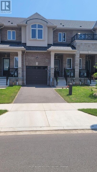 12 Foothills Ln in Hamilton, ON - Building Photo