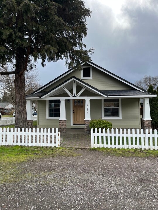 1216 Saling Ave in Medford, OR - Building Photo