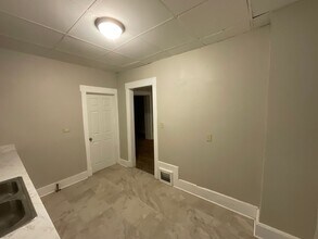 644 Easter Ave in Akron, OH - Foto de edificio - Building Photo
