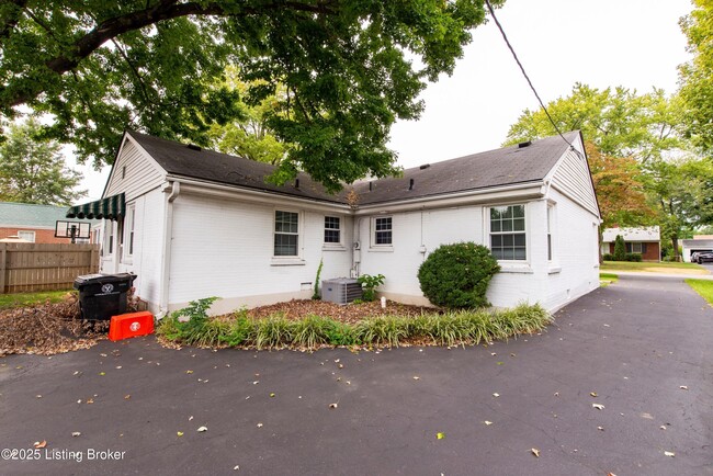 2512 Gardiner Ln in Louisville, KY - Building Photo - Building Photo