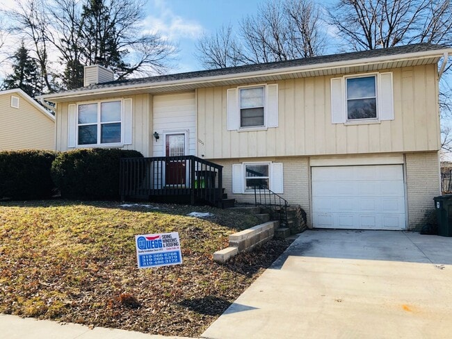 1015 Calumett Dr in Cedar Falls, IA - Building Photo - Building Photo