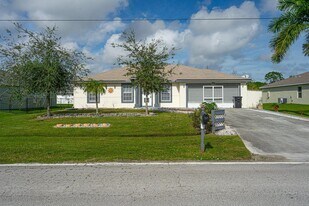 707 NW Floresta Dr in Port St. Lucie, FL - Building Photo